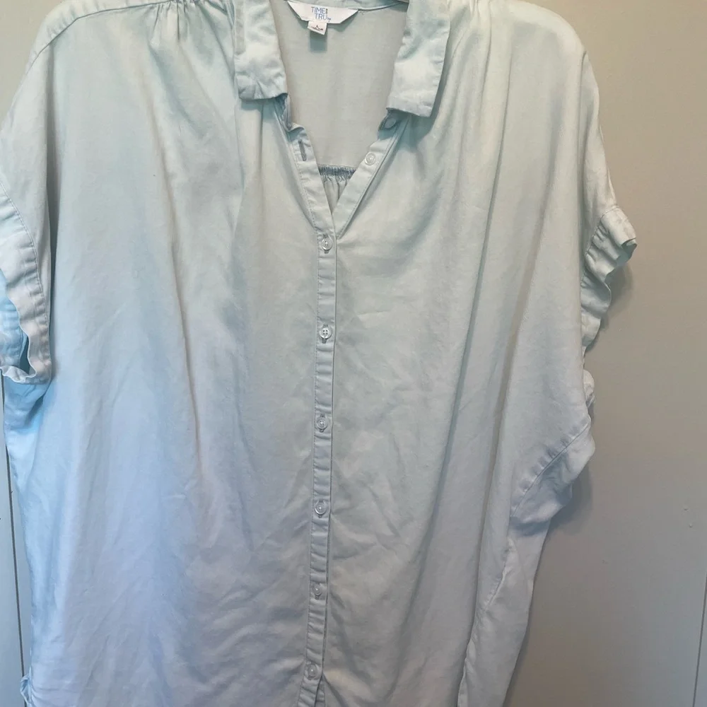 Woman’s Button down - Picture 2 of 3